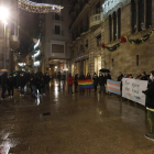 Concentració sota la pluja, ahir a la plaça Paeria de Lleida.