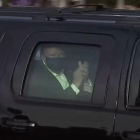  Trump saluda mientras pasa frente a unos simpatizantes.