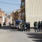 Expectación ayer entre los vecinos de Torrefarrera durante la operación policial. 