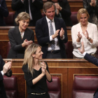 Els diputats del PP van aplaudir el seu líder, Pablo Casado, després de la seua intervenció en el debat.