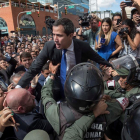 Guaidó i opositors es van enfrontar a la Guàrdia Bolivariana.