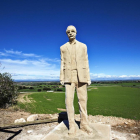 La escultura de Manuel de Pedrolo, obra de Enric Porta Sàrries, que está en L’Aranyó, su pueblo natal.