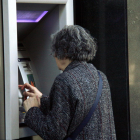 Los bancos quieren que los clientes usen el cajero automático en lugar de entrar en las oficinas.