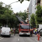 Los trabajos de retirada de ramas en la avenida Prat de la Riba de Lleida.