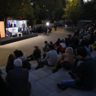 Decenas de personas acudieron a la presentación del libro de Puigdemont en los Camps Elisis. 