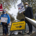 Dos personas protestan contra el Brexit en las calles de Londres.
