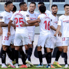 Els jugadors del Sevilla celebren el primer gol de Reguilón.