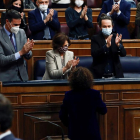 María Jesús Montero, aplaudida por Pedro Sánchez y los vicepresidentes, Carmen Calvo, Pablo Iglesias y Nadia Calviño,