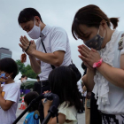 Ciutadans nipons, ahir durant l’acte commemoratiu al Parc de la Pau d’Hiroshima.