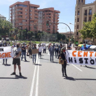 Els manifestants han tallat el trànsit a l'avinguda Balmes, a l'altura de la plaça Cervantes.