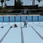 Operarios haciendo tareas de mantenimiento en las piscinas municipales de Les Borges Blanques.