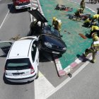 Vista dels dos vehicles que van patir ahir una col·lisió frontal a la carretera C-451 a Olius.