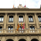 Las banderas del ayuntamiento de Lleida ondean a media asta por las víctimas de la covid-19