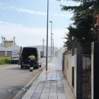 Trabajos de limpieza en las calles de la capital del Pla d'Urgell.