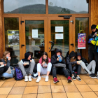 Escolares comiendo de sus fiambreras y refugiándose de la lluvia el día 2 ante el archivo comarcal.