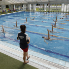 Una de les entrenadores de la secció dirigint ahir els exercicis d’equip.