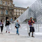 El Louvre recuperó ayer la actividad, pero con muchos menos visitantes de lo que es habitual. 