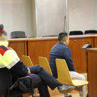 L’acusat, al banc, durant el judici que es va celebrar ahir a l’Audiència de Lleida.