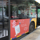 Un dels cartells i missatges poètics de comiat de Titilamel en un autobús urbà de Lleida.