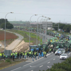 Manifestació pel futur del camp, ahir, a l’A-49 a Huelva.