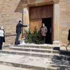 El cura y vecinos de Preixana con mascarillas este domingo durante la bendición de ramos.