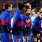 Messi observa a sus compañeros en los instantes previos al partido ante el Dinamo de Kiev.