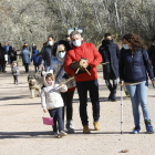 Una família després de recollir el tió ahir al matí al parc de la Mitjana de Lleida.