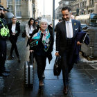 Ponsatí y su letrado, Aamer Anwar, ayer, antes de la vista de la euroorden en un tribunal de Edimburgo.