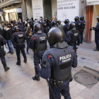 Integrants de Vox, ahir a la plaça Paeria de Lleida.