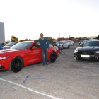 El autocine ofreció entrada gratis para los ocupantes de los dos Ford Mustang que acudieron a la cita.