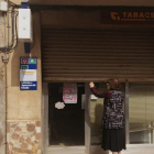 Queviures Vendrell, una de las tiendas de comestibles de Torrelameu, cerrando ayer a las 15.00. 