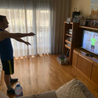 Un joven de DownLleida participa en un entrenamiento deportivo por videoconferencia. 