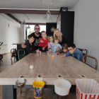 Albert y Goretti con sus hijos Noé, Blai, Nati, Valèria, Dan y Aimar, en su casa de Bellcaire.