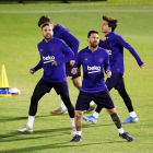 Messi, Alba i Riqui Puig, ahir entrenant-se a l’estadi saudita.