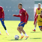 Sergiño Dest, durant la sessió d’entrenament d’ahir del FC Barcelona.