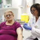 Una mujer vacunándose de la gripe el pasado octubre en Balàfia.
