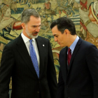 Felip VI i el cap de l’Executiu central, Pedro Sánchez, ahir, al Palau de la Zarzuela.