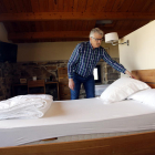 El president de la Federació de Cases Rurals de Lleida, Jaume Ramon, arreglant un llit de la casa rural La Torre del Codina, al Talladell.