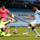 Raheem Sterling dispara davant de Courtois en una de les múltiples ocasions que va tenir el Manchester City per sentenciar.