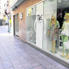 La principal arteria comercial de Lleida ciudad, el Eix, ayer con las tiendas cerradas y vacío. 
