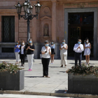 Cunillera (centre) va presidir el minut de silenci a Lleida amb què van concloure deu dies de dol.