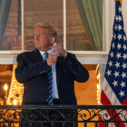 Trump se quita la mascarilla a su llegada a la Casa Blanca.
