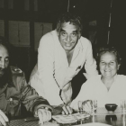 La agente literaria con García Márquez (centro) y Fidel Castro. 