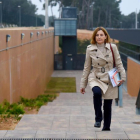 La expresidenta del Parlament Carme Forcadell saliendo caminando de la prisión de Mas d'Enric el 17 de febrero del 2020.