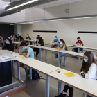 La Universitat de Lleida utilizó mesas como separadores entre los alumnos para garantizar la distancia de seguridad de dos metros. 