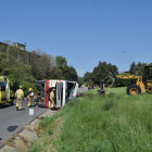 El camión se enganchó con un cable de telefonía que cruza la carretera de Castellbò.