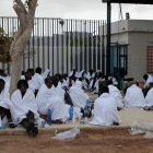 Algunos de los migrantes que saltaron la valla de Melilla ayer.