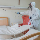 Un operario ayer durante la desinfección de un centro para personas mayores en Málaga.