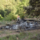 Restes de l’helicòpter, que es va incendiar dilluns després d’impactar contra un prat a la Vansa i Fórnols.