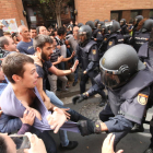 Imagen de las cargas policiales durante la celebración del referéndum del 1-O en la Mariola. 